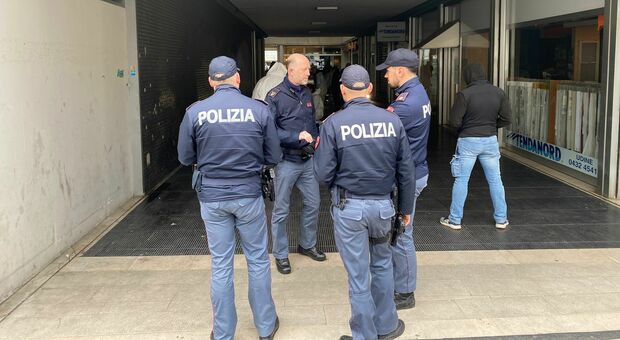 La polizia sul luogo dell'omicidio di Luca Tisi
