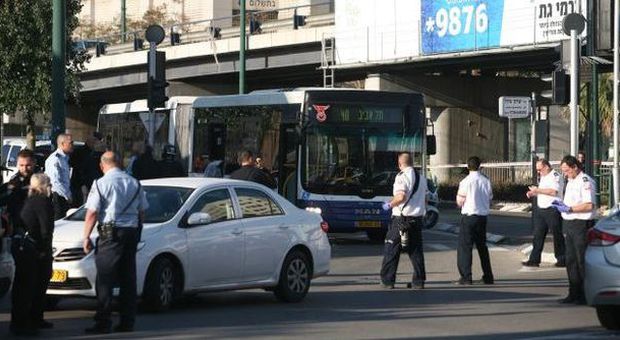 Tel Aviv, attentato su un autobus di linea Un palestinese pugnala nove persone