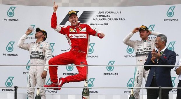 Ferrari show. In Malesia strepitoso Vettel davanti alle Mercedes, 4° Raikkonen. Seb urla in radio: «Forza Ferrari»