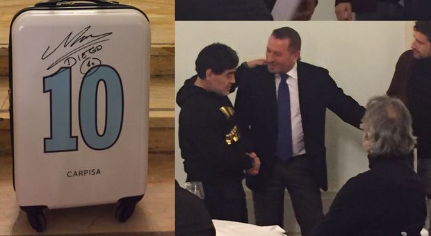 Carpisa regala a Maradona una valigia con il numero 10
