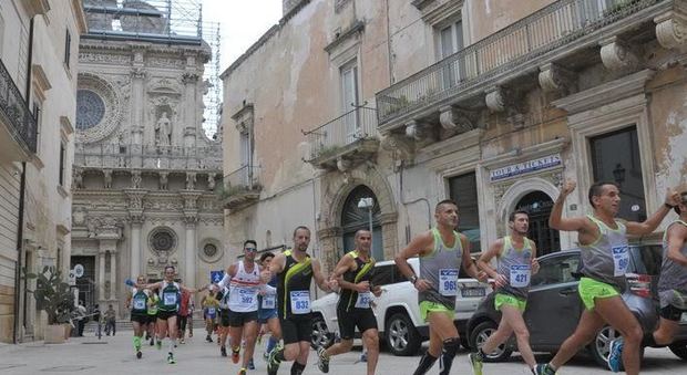 Lecce corre tra i monumenti: via le auto, spazio ai maratoneti