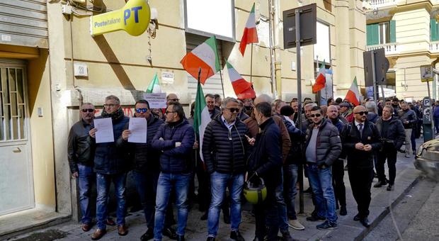 Napoli, gli Ncc contro il governo: «Vogliamo reddito di cittadinanza»