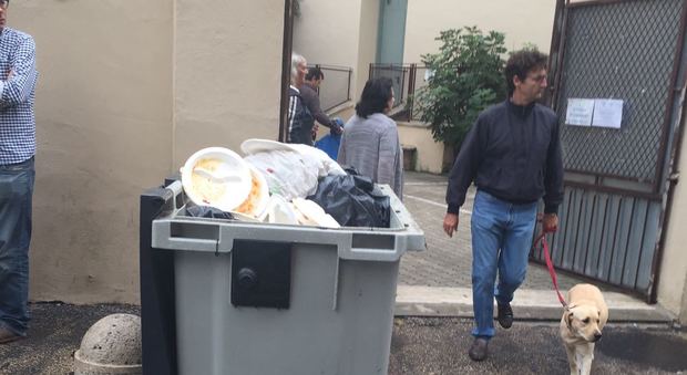 Roma, scuole in balìa di sporcizia e rifiuti