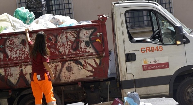 Caos rifiuti, tregua per Roma: viaggi all’estero e zero discariche, il piano punta solo all’emergenza