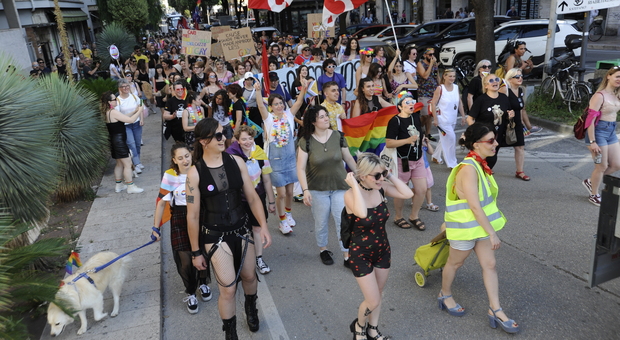 In duecento sfilano al Piceno Pride con tappa sotto al municipio e il traffico va in tilt