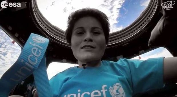 Samantha Cristoforetti dallo spazio canta Imagine per aiutare l'Unicef