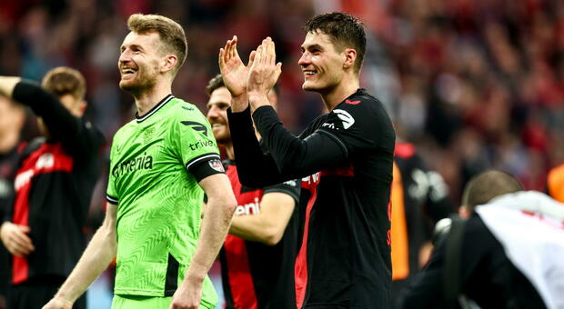 Il Bayer Leverkusen vince ancora nel recupero e vola a +13 sul Bayern Monaco: la decide Schick