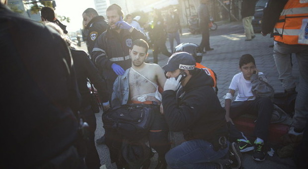 Tel Aviv, attentato su un autobus di linea. Un palestinese pugnala nove persone