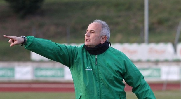 L'allenatore Roberto Mobili durante una partita del Castelfidardo