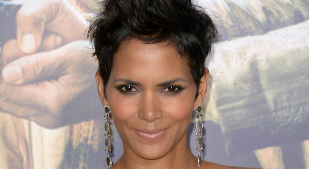 Halle Berry sbarca su Instagram la prima foto è in sexy topless