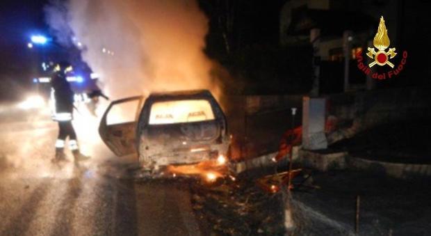 L'auto in fiamme a Feltre in via Don Antonio Scopel.