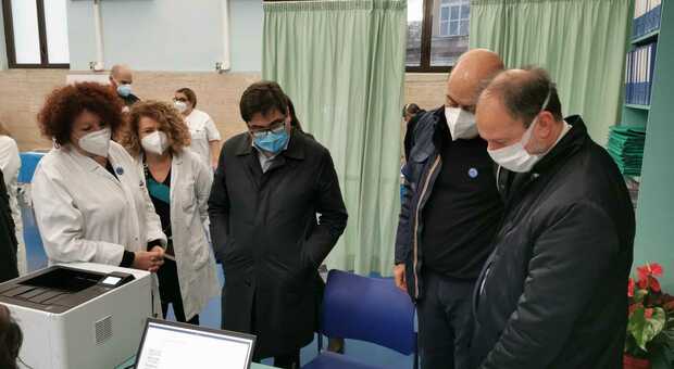 Il presidente della Regione Lazio Zingaretti, e l'assessore alla Sanità D'amato al centro vaccinale dell'ospedale Santo Spirito