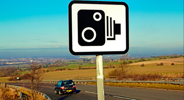 Un segnale autovelox su una strada britannica