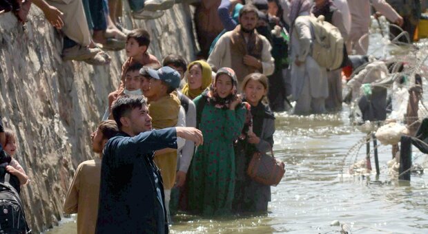 Kabul, bombe sui disperati in fuga: «Ma da qui non andiamo via»