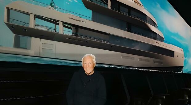 Giorgio Armani con alle spalle il rendering del Admiral 72 by Giorgio Armani”, mega yacht di 72 metri che sarà varato all’inizio del 2024