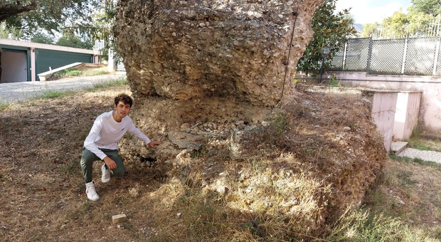 Maratta, nel giardino di casa spunta una tomba monumentale romana