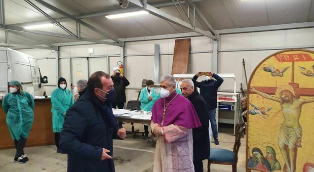 Il nuovo vescovo di Terni in visita alla comunità incontro di Amelia e benedice il punto tamponi