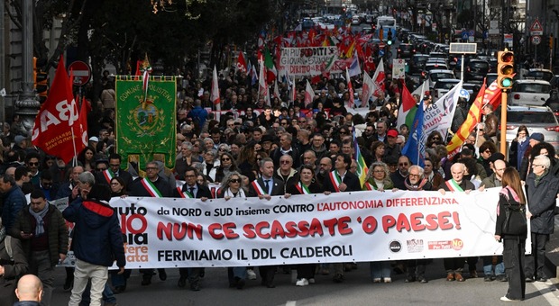 A Napoli parte il corteo contro l'autonomia differenziata