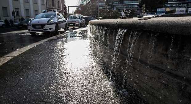 Piazzale degli Eroi, straripa la fontana: strada allagata e traffico in tilt