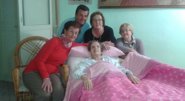 Liberata, 103 anni, torna a casa dopo l'operazione al femore