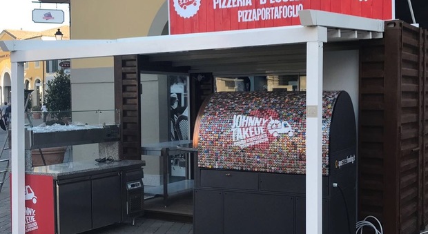 La pizza si inforna nel container: ecco la nuova idea di Johnny Take Uè