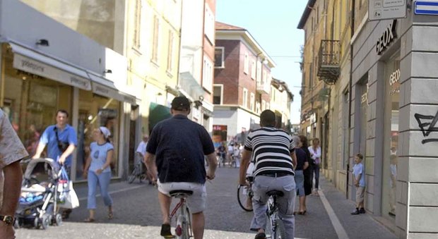 Pesaro, tante multe anche alle bici: ma il divieto in centro è ignorato