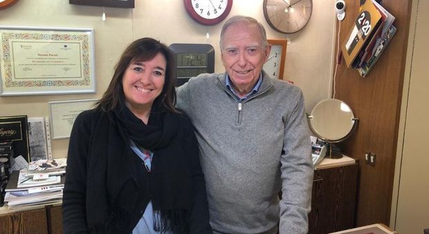 Giuliana Pavan con papà Renato, titolari dell'orologeria di contra' Manin, a Vicenza