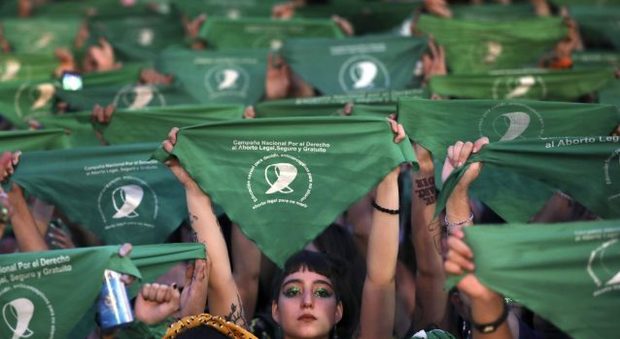 Argentina verso l'aborto legale, i fazzoletti verdi e la lunga battaglia delle donne
