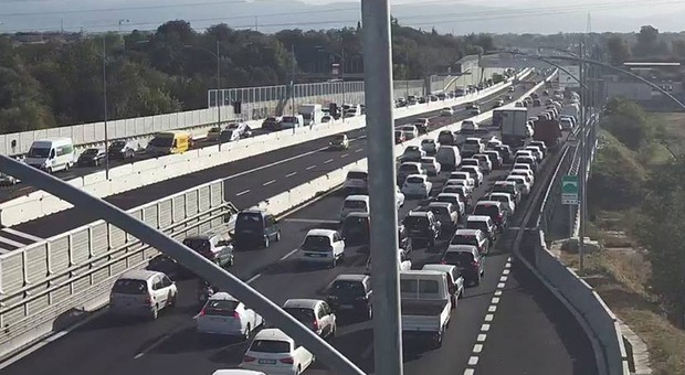 Traffico intenso e rallentamenti sull'autostrada A14 nei tratti Porto Sant'Elpidio - Fermo in direzione Taranto