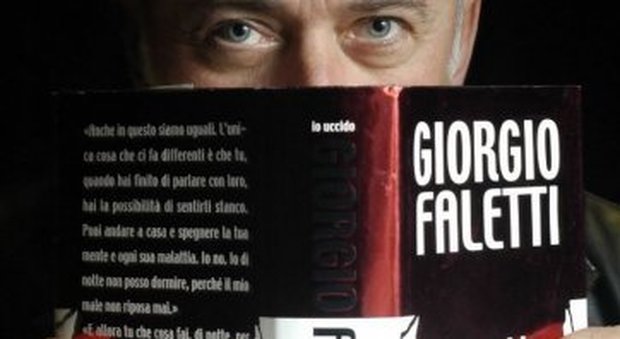 Giorgio Faletti con una copia di Io uccido