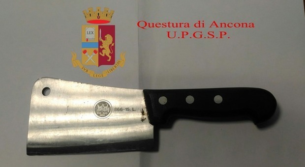Ancona, picchia e minaccia il padre col coltello per la droga: arrestato