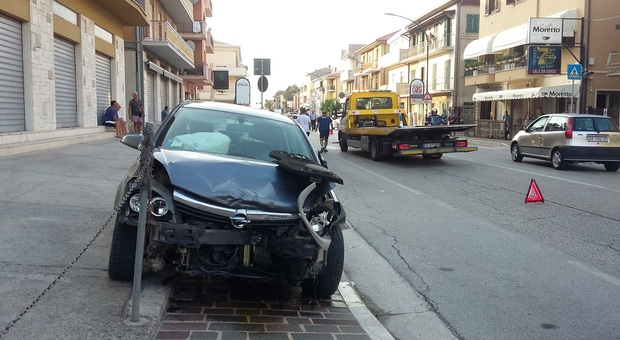Porto Sant'Elpidio, schianto contro auto in sosta: ferite mamma e figlia di 2 anni