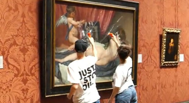 Just Stop Oil, eco attivisti prendono a martellate la Venere Rokeby alla National Gallery di Londra: il dipinto vale 90 milioni di dollari