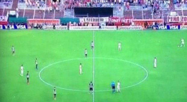 Protesta contro i propri tifosi: l'Alianza Lima si ferma in campo per 20 secondi
