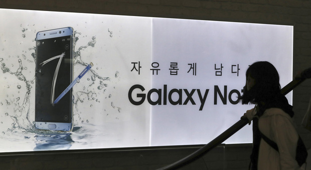 Samsung ritira dal mercato il Galaxy Note 7. "Esplode, spegnetelo"