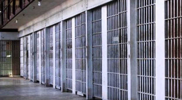Pedofilo frustato e molestato in carcere dai compagni di cella: «Spogliato e messo con la testa nel wc»