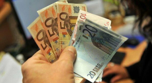 Napoli, il bancomat «sputa» 980 euro, lui li raccoglie e li consegna alla Polizia