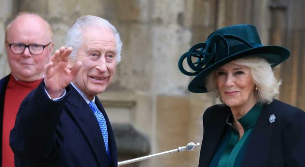 Carlo e Camilla alla Cappella di Windsor per Pasqua: la prima apparizione pubblica del re dall'annuncio della malattia. Assente Kate