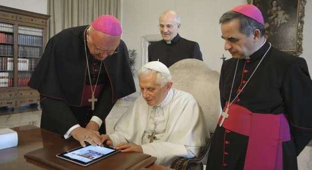 Vaticano, monsignor Celli va in pensione: è lui lo stratega dello sbarco del Papa su Twitter