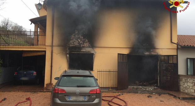 Villetta in fiamme all'ora di pranzo distrutti auto e garage