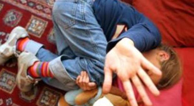 Uno zio mostro in casa: in 17 anni abusi e violenze sessuali su 8 nipoti