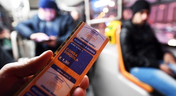 Napoli, la protesta dei tabaccai: «Pronti a bloccare la vendita dei biglietti»