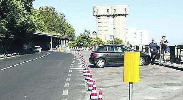Raid sulla via dei lidi, gli abusivi bloccano il parcheggio legale sulla Sorrentina