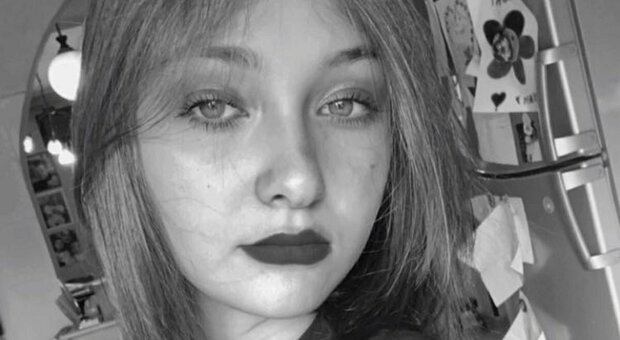 Mariantonietta Cutillo, morta folgorata nella vasca da bagno a 16 anni: il cellulare è caduto in acqua. «Ha usato il kit del suicidio»