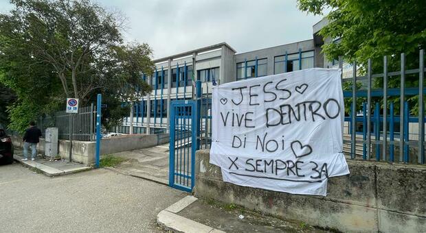 "Jess vive dentro di noi", lo striscione dei compagni di scuola per la 16enne morta per difendere la mamma dalla furia omicida del padre