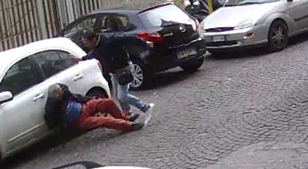 Napoli, parcheggiatore abusivo picchia il cliente. Guarda il video choc