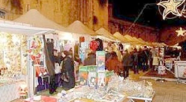 Lecce, mercatino in via Cavallotti: Natale si porta via i parcheggi