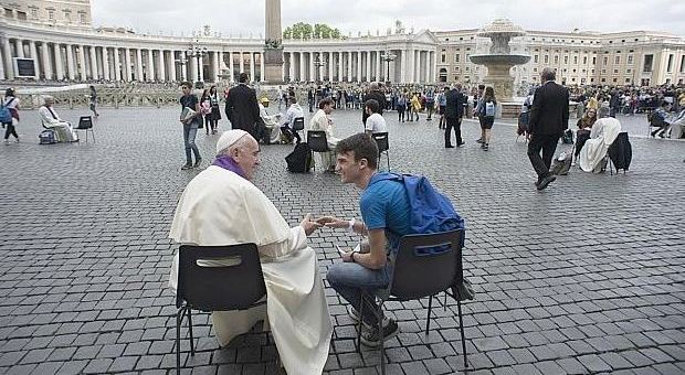 Papa Francesco, sorpresa in piazza San Pietro: scende e confessa i ragazzi