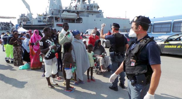 Migranti, ancora sbarchi a Taranto e Brindisi: 1800 in poche ore