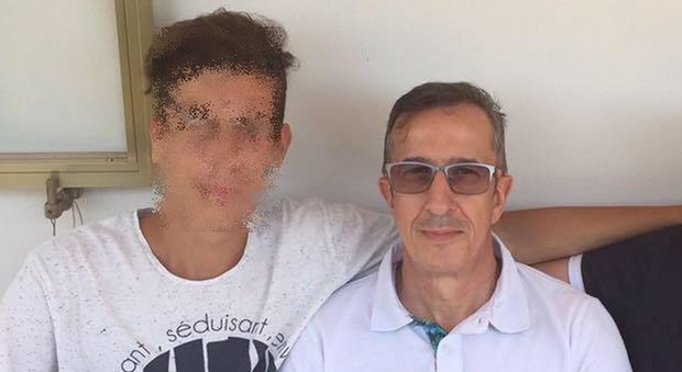 Orrore nel Ferrarese, genitori massacrati in casa: su Facebook le foto del papà con i figli